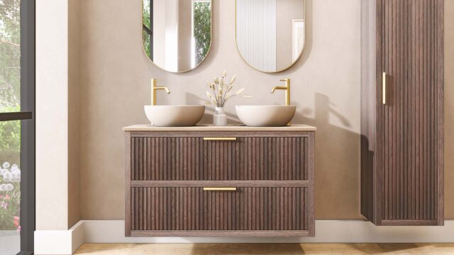 Wandhängendes Badezimmermöbel 120 cm aus dunkler Eiche mit zwei Schubladen und beige Kalksteinwaschtisch