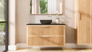 Wandhängendes Badezimmermöbel 120 cm aus Natureiche mit zwei Schubladen und schwarze Kalksteinplatte