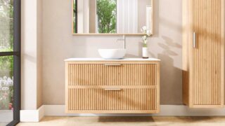 Wandhängendes Badezimmermöbel 120 cm aus Natureiche mit zwei Schubladen und weißes Solid-Surface-Aufsatzbecken (klassisch)