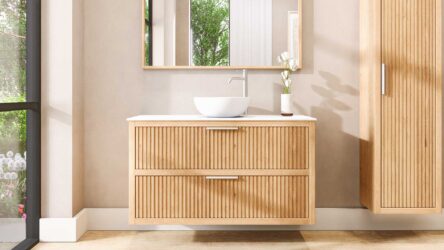 Wandhängendes Badezimmermöbel 120 cm aus Natureiche mit zwei Schubladen und weißes Solid-Surface-Aufsatzbecken (klassisch)