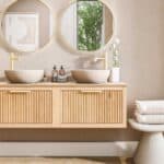 Wandhängendes Badezimmermöbel 140 cm aus Natureiche mit eine Schublade und beige Kalksteinwaschtisch