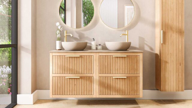 Wandhängendes Badezimmermöbel 140 cm aus Natureiche mit zwei Schubladen und beige Kalksteinwaschtisch (Massivholz)