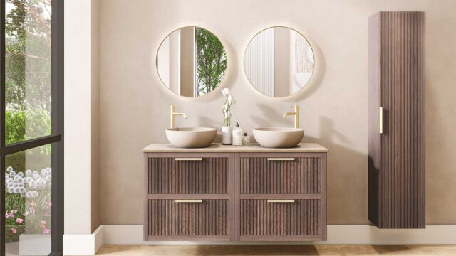 Wandhängendes Badezimmermöbel 140 cm aus dunkler Eiche mit zwei Schubladen und beige Kalksteinwaschtisch