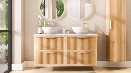Wandhängendes Badezimmermöbel 140 cm aus Natureiche mit zwei Schubladen und weiße Marmorplatte (trendy)