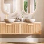 Wandhängendes Badezimmermöbel 160 cm aus Natureiche mit eine Schublade und beige Kalksteinwaschtisch