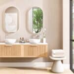 Wandhängendes Badezimmermöbel 160 cm aus Natureiche mit eine Schublade und weißes Solid-Surface-Aufsatzbecken (design)