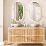 Wandhängendes Badezimmermöbel 160 cm aus Natureiche mit zwei Schubladen und beige Kalksteinwaschtisch (luxuriös)
