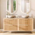 Wandhängendes Badezimmermöbel 160 cm aus Natureiche mit zwei Schubladen und beige Kalksteinwaschtisch (luxuriös)