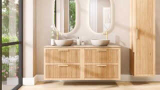 Wandhängendes Badezimmermöbel 160 cm aus Natureiche mit zwei Schubladen und beige Kalksteinwaschtisch (luxuriös)