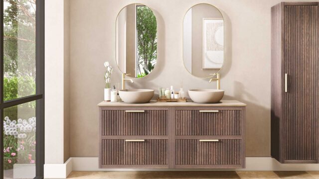 Wandhängendes Badezimmermöbel 160 cm aus dunkler Eiche mit zwei Schubladen und beige Kalksteinwaschtisch