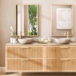 Wandhängendes Badezimmermöbel 200 cm aus Natureiche mit zwei Schubladen und beige Kalksteinwaschtisch (elegant)