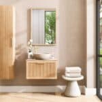 Wandhängendes Badezimmermöbel 70 cm aus Natureiche mit eine Schublade und beige Kalksteinwaschtisch