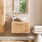 Wandhängendes Badezimmermöbel 70 cm aus Natureiche mit eine Schublade und beige Kalksteinwaschtisch