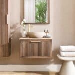 Wandhängendes Badezimmermöbel 70 cm aus dunkler Eiche mit eine Schublade und beige Kalksteinwaschtisch