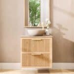 Wandhängendes Badezimmermöbel 70 cm aus Natureiche mit zwei Schubladen und beige Kalksteinwaschtisch (hochwertig)
