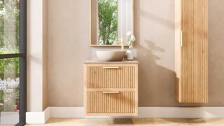 Wandhängendes Badezimmermöbel 70 cm aus Natureiche mit zwei Schubladen und beige Kalksteinwaschtisch (hochwertig)