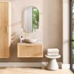 Wandhängendes Badezimmermöbel 80 cm aus Natureiche mit eine Schublade und beige Kalksteinwaschtisch