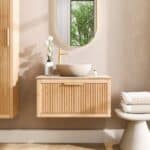 Wandhängendes Badezimmermöbel 80 cm aus Natureiche mit eine Schublade und beige Kalksteinwaschtisch