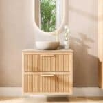 Wandhängendes Badezimmermöbel 80 cm aus Natureiche mit zwei Schubladen und beige Kalksteinwaschtisch (hochwertig)