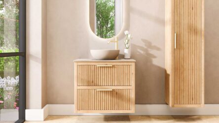 Wandhängendes Badezimmermöbel 80 cm aus Natureiche mit zwei Schubladen und beige Kalksteinwaschtisch (hochwertig)