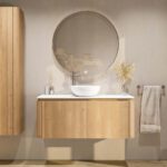 Rundes wandhängendes Badmöbel 120 cm aus Natureiche mit glatte Front und weißes Solid-Surface-Becken mit einem Waschbecken