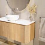 Rundes wandhängendes Badmöbel 120 cm aus Natureiche mit glatte Front und weißes Solid-Surface-Becken mit einem Waschbecken