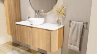Rundes wandhängendes Badmöbel 120 cm aus Natureiche mit glatte Front und weißes Solid-Surface-Becken mit einem Waschbecken