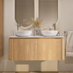 Rundes wandhängendes Badmöbel 120 cm aus Natureiche mit glatte Front und weißes Solid-Surface-Becken mit zwei Waschbecken