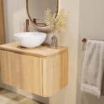 Rundes wandhängendes Badezimmermöbel 80 cm aus Natureiche mit glatte Front und Eichenholzplatte
