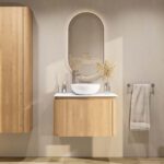 Rundes wandhängendes Badezimmermöbel 80 cm aus Natureiche mit glatte Front und weißes Solid-Surface-Becken