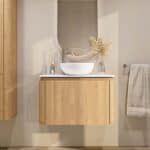 Rundes wandhängendes Badezimmermöbel 80 cm aus Natureiche mit glatte Front und weißes Solid-Surface-Becken