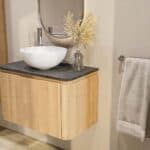 Rundes wandhängendes Badezimmermöbel 80 cm aus Natureiche mit glatte Front und Granitplatte
