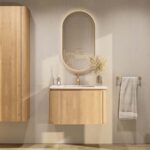 Rundes wandhängendes Badezimmermöbel 80 cm aus Natureiche mit glatte Front und matt-beiger Waschtisch