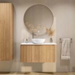 Rundes wandhängendes Badezimmermöbel 100 cm aus Natureiche mit Riffelfront und weißes Solid-Surface-Becken