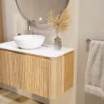 Rundes wandhängendes Badezimmermöbel 100 cm aus Natureiche mit Riffelfront und weißes Solid-Surface-Becken
