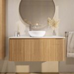 Rundes wandhängendes Badmöbel 120 cm aus Natureiche mit Riffelfront und weißes Solid-Surface-Becken mit einem Waschbecken