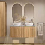 Rundes wandhängendes Badmöbel 120 cm aus Natureiche mit Riffelfront und weißes Solid-Surface-Becken mit zwei Waschbecken