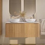 Rundes wandhängendes Badmöbel 120 cm aus Natureiche mit Riffelfront und weißes Solid-Surface-Becken mit zwei Waschbecken