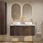 Rundes wandhängendes Badmöbel 120 cm aus dunkler Eiche mit Riffelfront und weißes Solid-Surface-Becken mit zwei Waschbecken