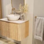 Rundes wandhängendes Badezimmermöbel 80 cm aus Natureiche mit Riffelfront und Platte