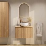 Rundes wandhängendes Badezimmermöbel 80 cm aus Natureiche mit Riffelfront und Eichenholzplatte