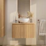 Rundes wandhängendes Badezimmermöbel 80 cm aus Natureiche mit Riffelfront und Eichenholzplatte