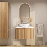 Rundes wandhängendes Badezimmermöbel 80 cm aus Natureiche mit Riffelfront und weißes Solid-Surface-Becken