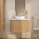 Rundes wandhängendes Badezimmermöbel 80 cm aus Natureiche mit Riffelfront und weißes Solid-Surface-Becken