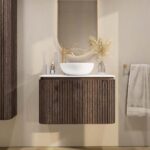 Rundes wandhängendes Badezimmermöbel 80 cm aus dunkler Eiche mit Riffelfront und weißes Solid-Surface-Becken