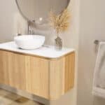 Rundes wandhängendes Badezimmermöbel 100 cm aus Natureiche mit glatte Front und weißes Solid-Surface-Becken