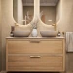 Wandhängendes Badezimmermöbel 120 cm aus Natureiche mit zwei Schubladen und beige Kalksteinwaschtisch