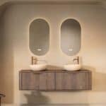 Rundes hängendes Badezimmermöbel 160 cm aus dunkler Eiche mit glatter Front, Eichenholzplatte und beige Kalksteinbecken