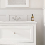 Klassischer Waschtischunterschrank 140 cm in All White mit Keramikwaschtisch und 2 Schubladen