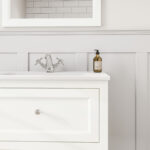 Klassischer Waschtischunterschrank 70 cm in All White mit Keramikwaschtisch und 2 Schubladen